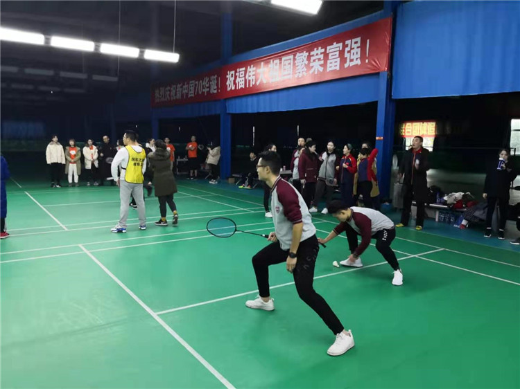 東辰集團(tuán)2019年員工羽毛球比賽隊(duì)員們奮力拼搏