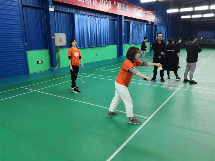 東辰集團(tuán)2019年員工羽毛球比賽隊(duì)員們奮力拼搏