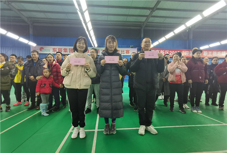 東辰集團(tuán)2019年員工羽毛球比賽參賽隊(duì)伍代表留念